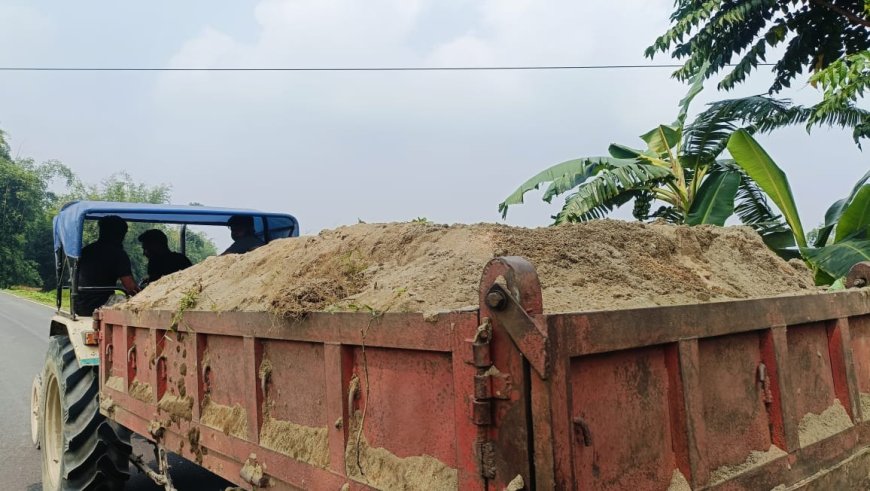 প্রকাশ্য গ্রামের রাস্তা দিয়ে দেদার বালি পাচার  ময়নাগুড়িতে