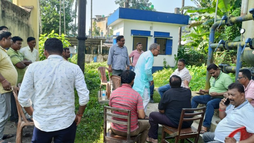 জনস্বাস্থ্য কারিগরি দফতরের ইঞ্জিনিয়ারকে কাছে পেয়ে কার্যত ক্ষোভ কাউন্সিলররা